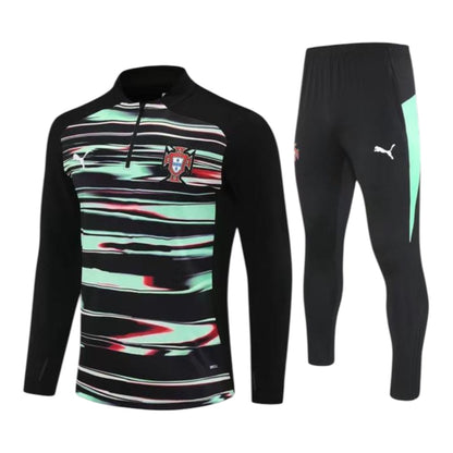 Ensemble de soccer - Ronaldo noir avec motifs vert clair et rouges, polyester, style sportif pour enfant, vue de face et profil.