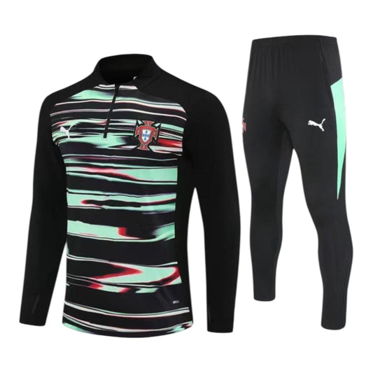 Ensemble de soccer - Ronaldo noir avec motifs vert clair et rouges, polyester, style sportif pour enfant, vue de face et profil.