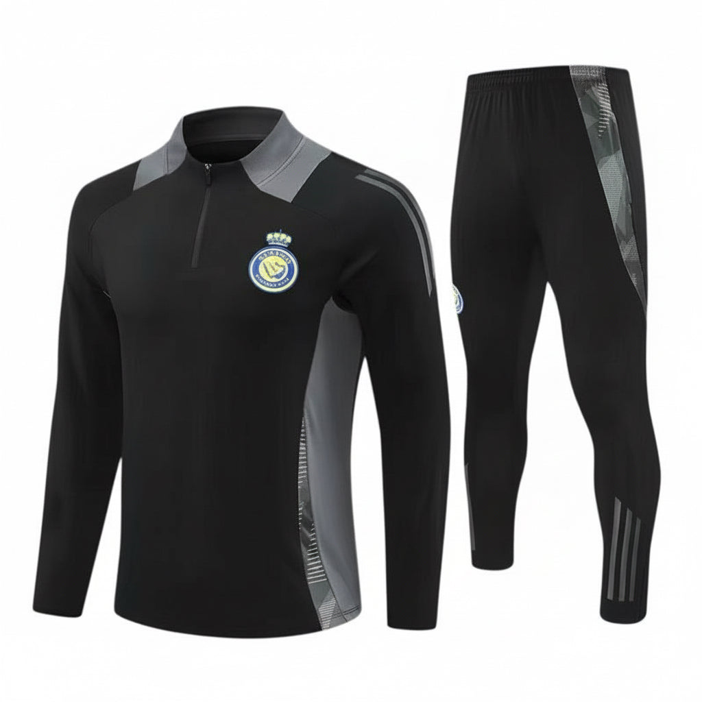 Ensemble de soccer - Ronaldo noir et gris en polyester, col zippé, pantalon ajusté, pour enfant, vue de face et profil.