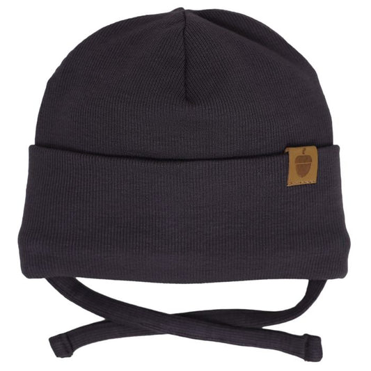 Tuque Mi-Saison - Calikids noire en tricot côtelé avec cordons d’attache et étiquette décorative vue de face