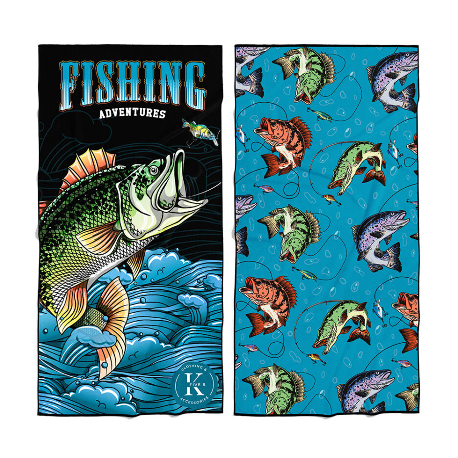 Serviette de plage - Aventure de pêche double face avec dessin de poisson vert et bleu sur fond noir et bleu ciel, vue de dessus.