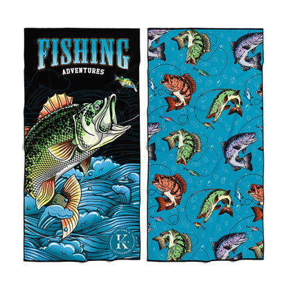 Serviette de plage - Aventure de pêche double face avec dessin de poisson vert et bleu sur fond noir et bleu ciel, vue de dessus.