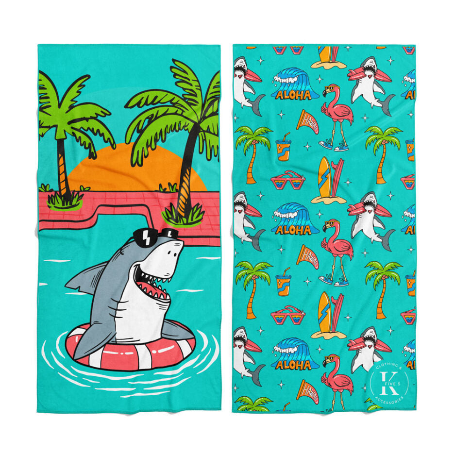 Serviette de plage - Party requin microfibre turquoise avec motifs requin, palmiers et flamants, vue face et dos.