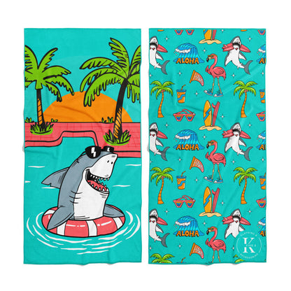Serviette de plage - Party requin microfibre turquoise avec motifs requin, palmiers et flamants, vue face et dos.