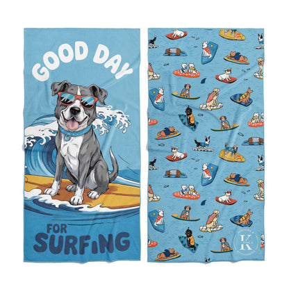 Serviette de plage - Surf Canin, microfibre bleue, motifs chiens sur planche de surf, vue de face et dos, style moderne compact