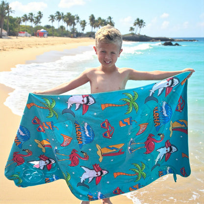 Serviette de plage - Party requin bleue avec motifs requins, palmiers et crabe, microfibre, pour enfant garçon, vue portée de face.