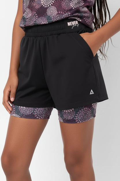 Short - M.I.D noir pour femme porté avec un short intérieur à motifs floraux colorés vue de face