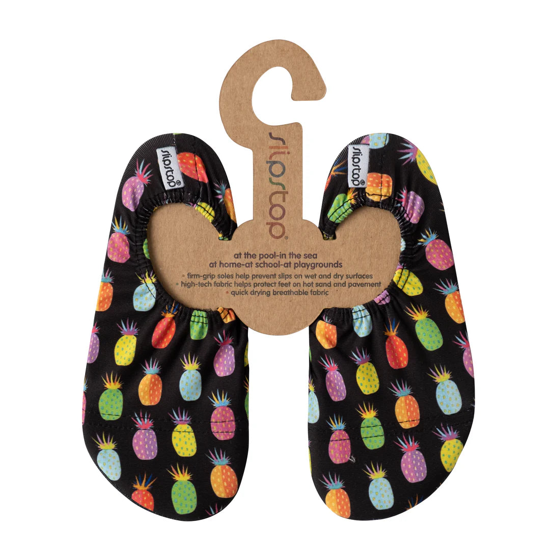 Slip Stop chaussures d'eau enfant noires avec motifs ananas multicolores, tissu léger, vue de dessus avec emballage