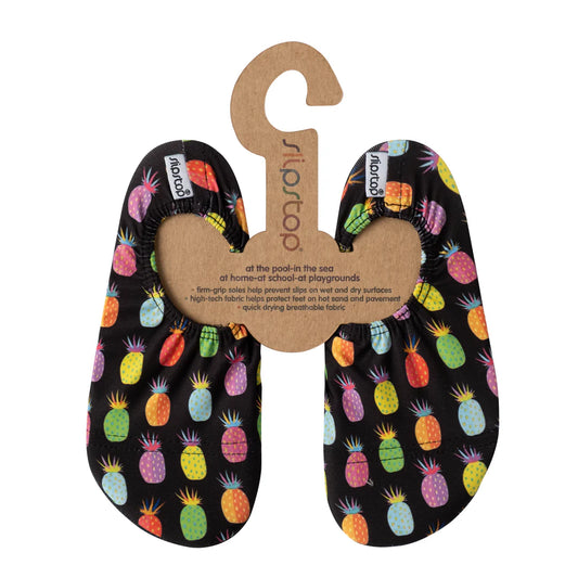Slip Stop chaussures d'eau enfant noires avec motifs ananas multicolores, tissu léger, vue de dessus avec emballage