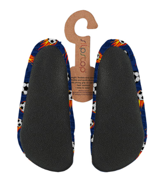 Slip Stop chaussures d'eau bleu marine à motifs ballons de football blancs et flammes orange, semelle noire, vue de dessous