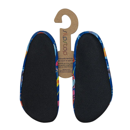 Chaussures d'eau Slip Stop à semelles antidérapantes noires et motifs colorés bleu, rose et jaune, pour enfant, vue de dessous.