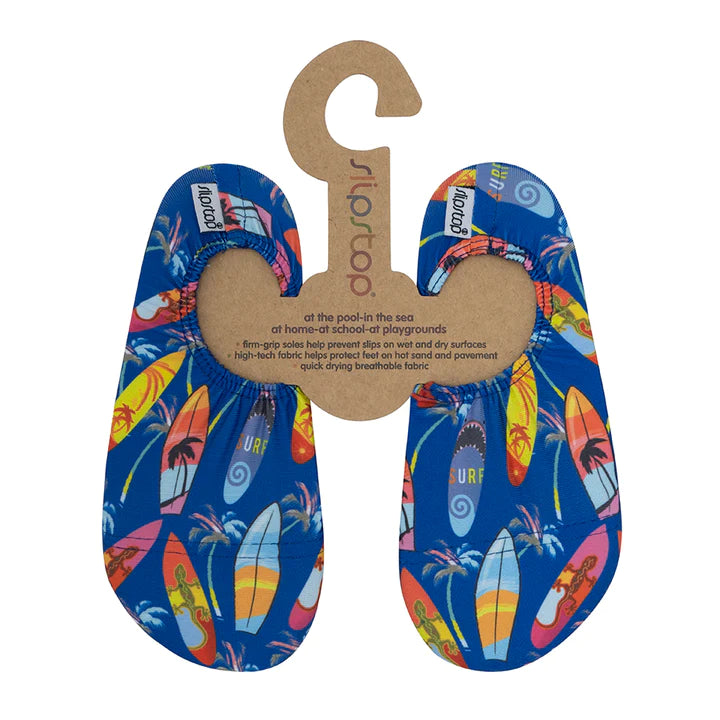 Slip Stop chaussures d'eau enfant bleues à motifs planches de surf colorées, vue de dessus avec attache carton