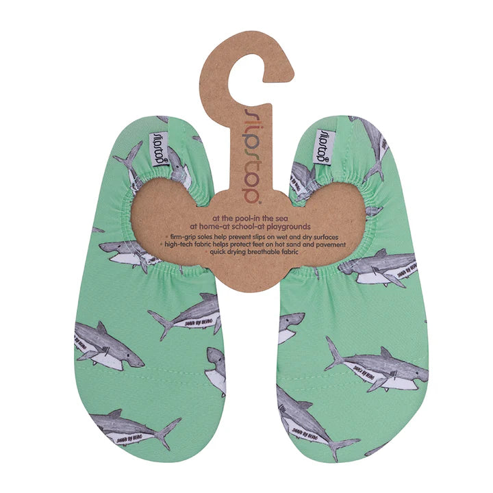 Slip Stop chaussures d'eau vert pastel à motifs requins gris, tissu léger, pour enfant, vue de dessus avec packaging suspendu