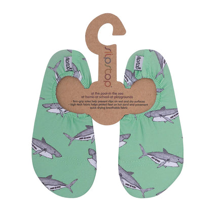 Slip Stop chaussures d'eau vert pastel à motifs requins gris, tissu léger, pour enfant, vue de dessus avec packaging suspendu