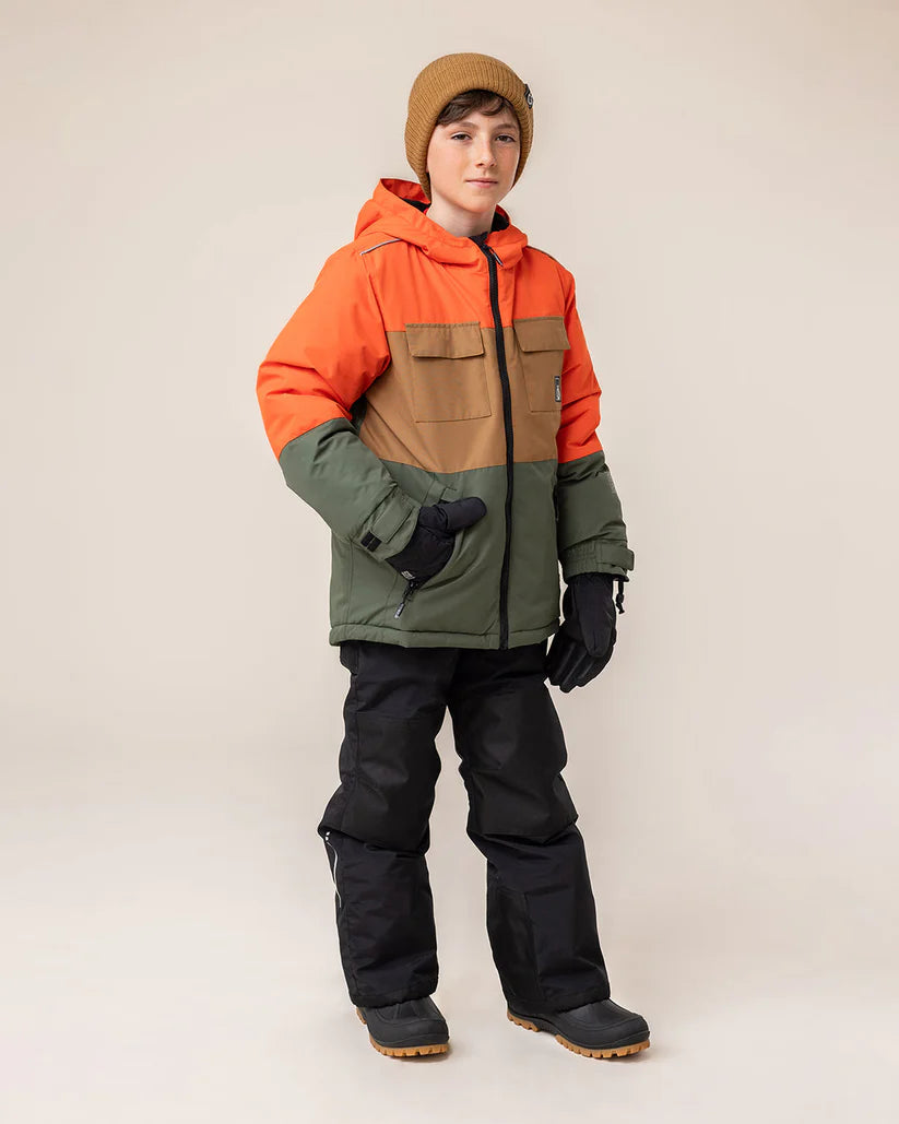 Manteau d'hiver - Snö bicolore orange, marron et vert, coupe imperméable, garçon, porté debout vue de face.