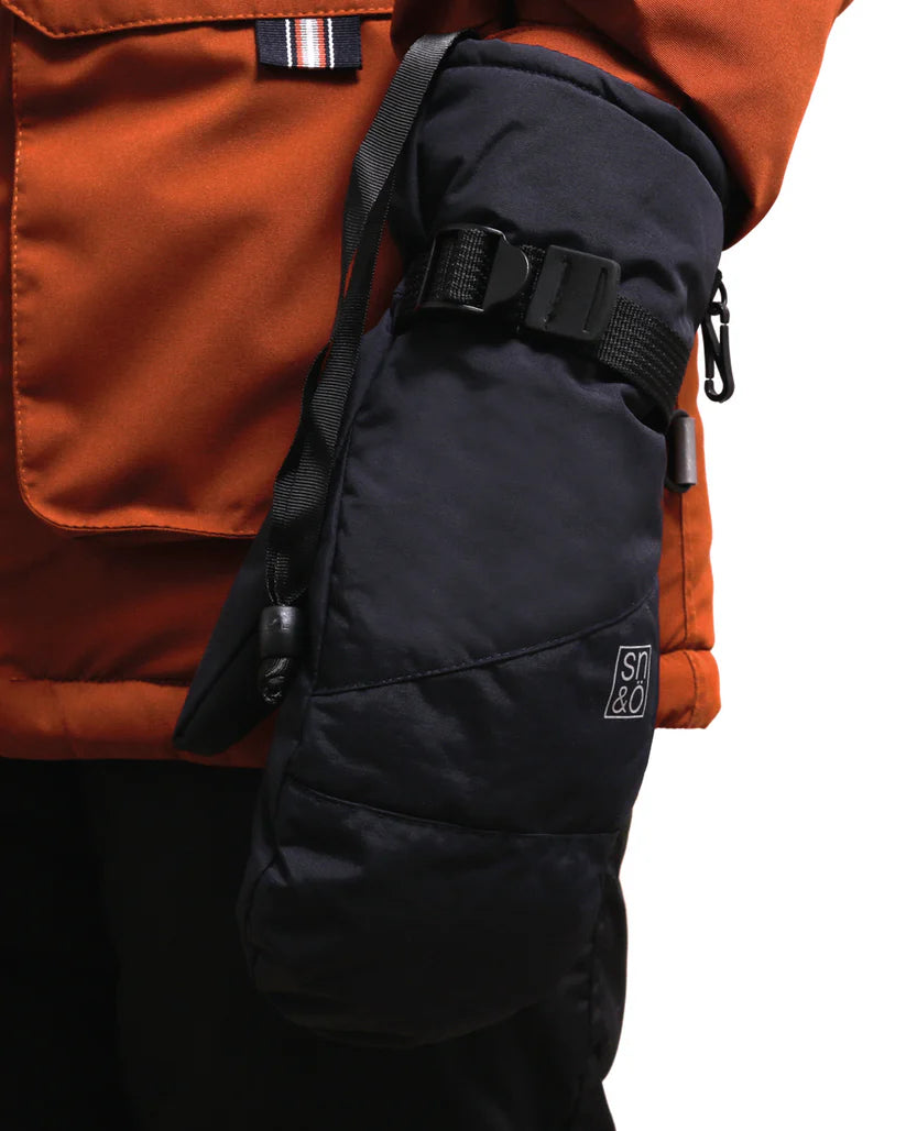 Mitaines d'hiver - Snö noires en nylon doublé micropolaire avec bande ajustable, détail poignet, vue portée sur mannequin garçon.