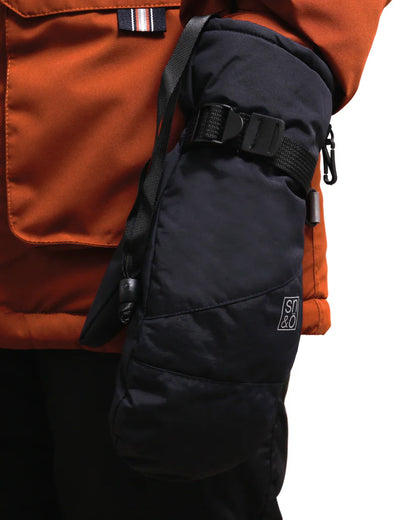 Mitaines d'hiver - Snö noires en nylon doublé micropolaire avec bande ajustable, détail poignet, vue portée sur mannequin garçon.
