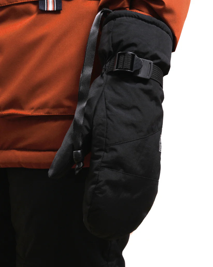 Mitaines d'hiver - Snö noires en nylon doublées micropolaire, avec bande ajustable, portées sur mannequin vue latérale