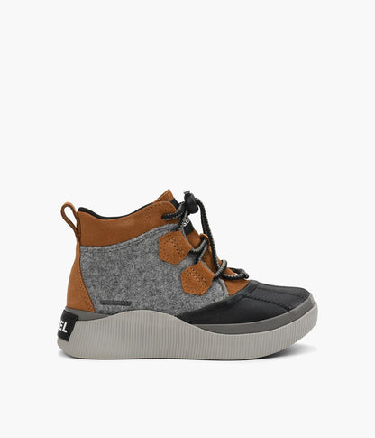 Bottes Mi-Saison Out N About - Sorel marron, gris et noir, en textile et cuir, style mi-saison, vue de profil enfant.