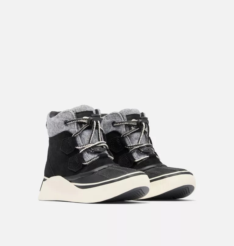 Bottes Mi-Saison Out N About - Sorel noires et grises, col en faux-shearling, doublure micropolaire, pour enfant, vue de profil gauche.