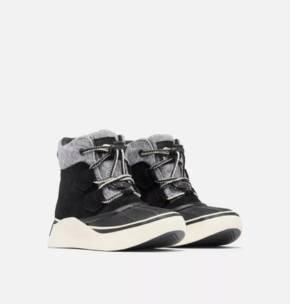 Bottes Mi-Saison Out N About - Sorel noires et grises, col en faux-shearling, doublure micropolaire, pour enfant, vue de profil gauche.