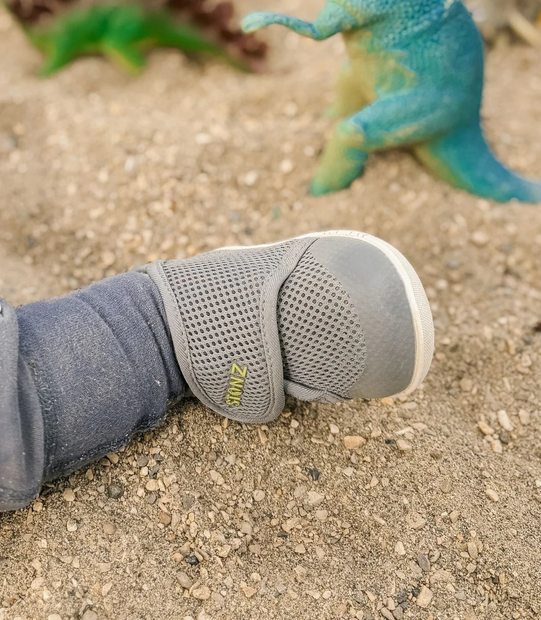 Chaussures Cruiser Baby - Stonz grises en mesh respirant avec semelle blanche et fermeture velcro, pour bébé, vue de profil côté droit.