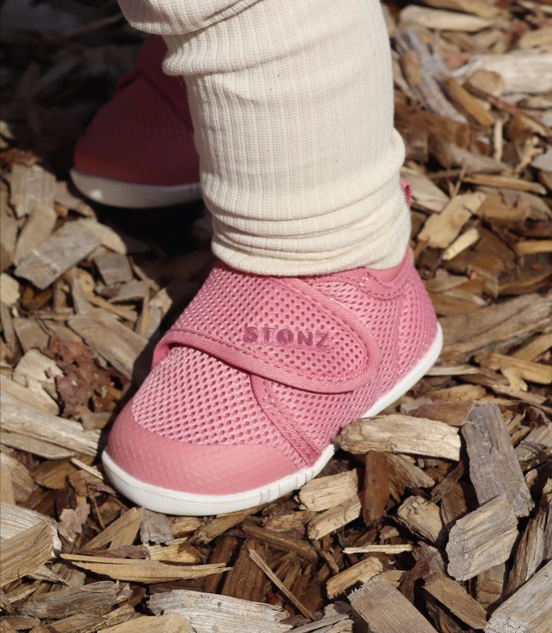 Chaussures - Stonz Cruiser Baby roses en mesh léger avec semelle blanche, fermeture velcro, pour bébé, vue de face portée