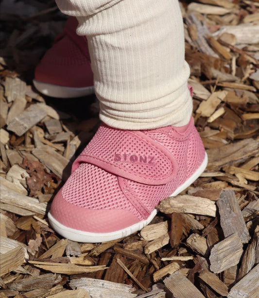 Chaussures - Stonz Cruiser Baby roses en mesh léger avec semelle blanche, fermeture velcro, pour bébé, vue de face portée