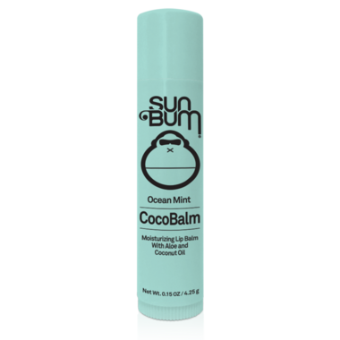 Baume à lèvres - Sun Bum en stick menthe océan vert clair avec logo noir, vue de face sur fond blanc
