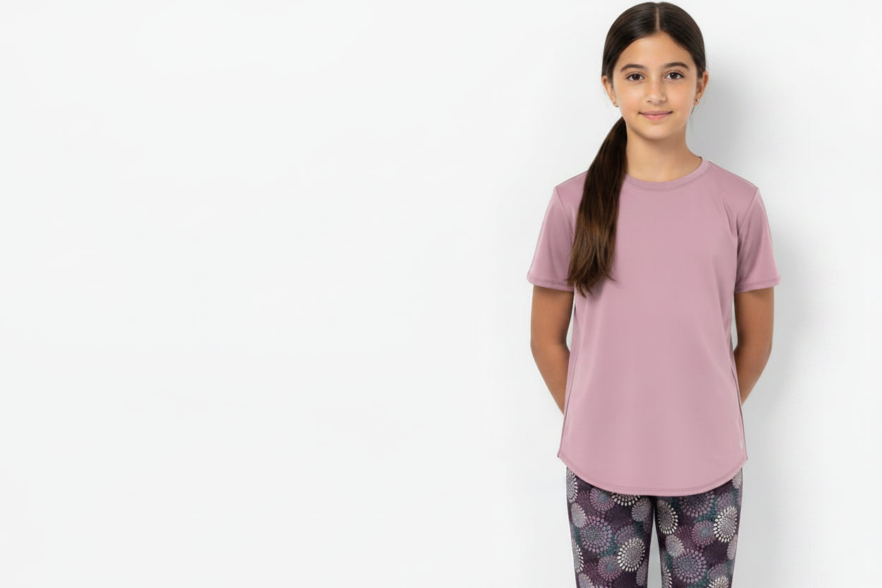 T-Shirt - M.I.D rose à manches courtes porté par une fille enfant vue de face