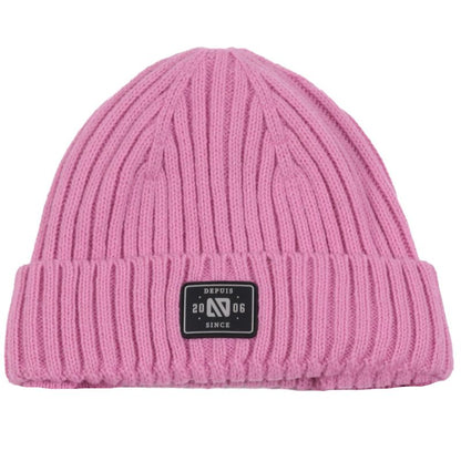 Tuque d'hiver - Nanö en tricot rose avec étiquette noire, style côtelé, pour enfant, vue de face.