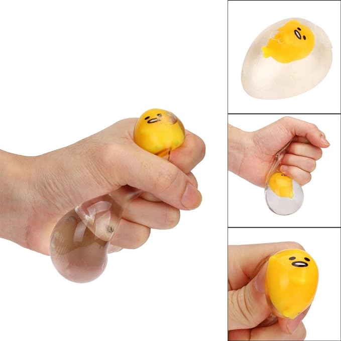 Oeuf Paresseux - Jouet Sensoriel jaune et transparent en gel, vue de détail et mains montrant texture souple et élastique.