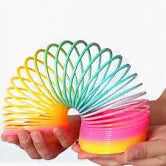 Slinky en plastique multicolore déployé entre deux mains, vue de côté, jouet classique pour enfant.