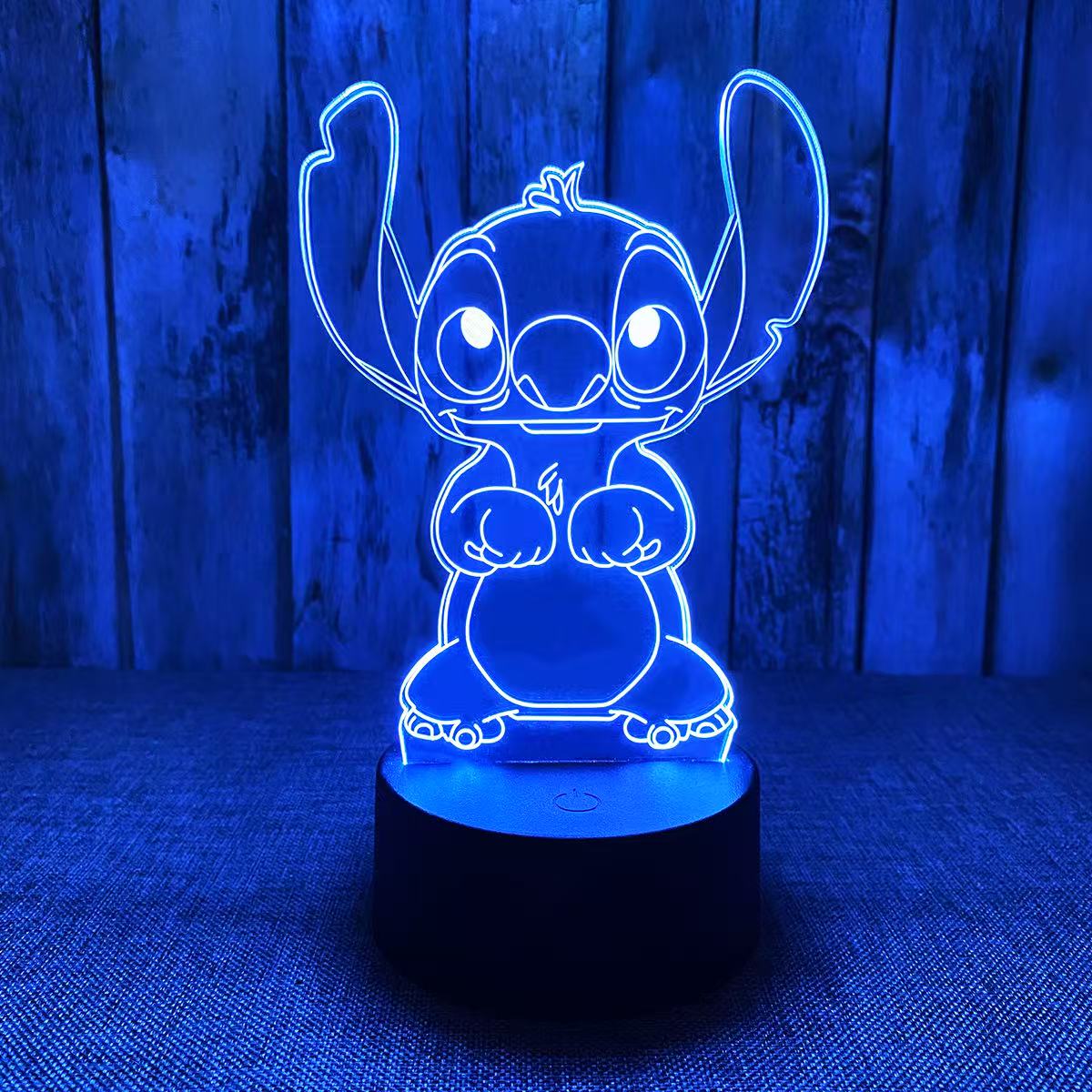 Lampe de Nuit Stitch bleu LED avec socle noir, design personnage Stitch, pour enfant, vue de face, télécommande incluse