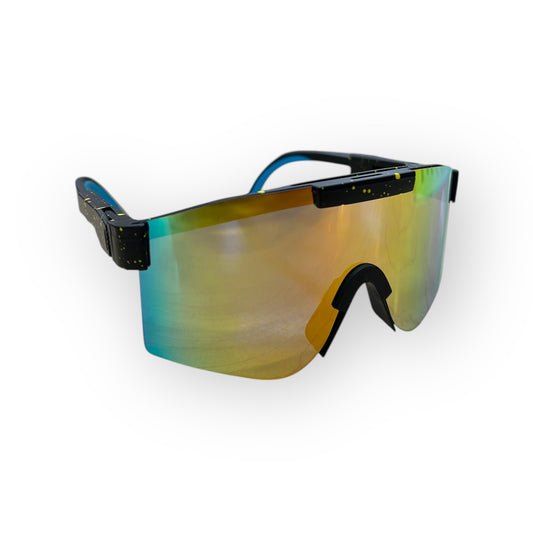 Lunettes de soleil - Kids Windshield à large écran orange réfléchissant avec branches noires ajustables, vue de trois-quarts.