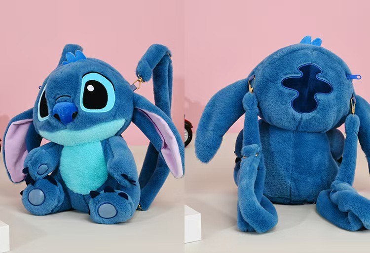 Le Mini Sac à Dos TOMMY - Stitch Bleu est un adorable sac à dos en peluche en forme de Stitch de Disney, avec son visage et son corps sur le devant et une ouverture zippée en forme de pièce de puzzle au dos.