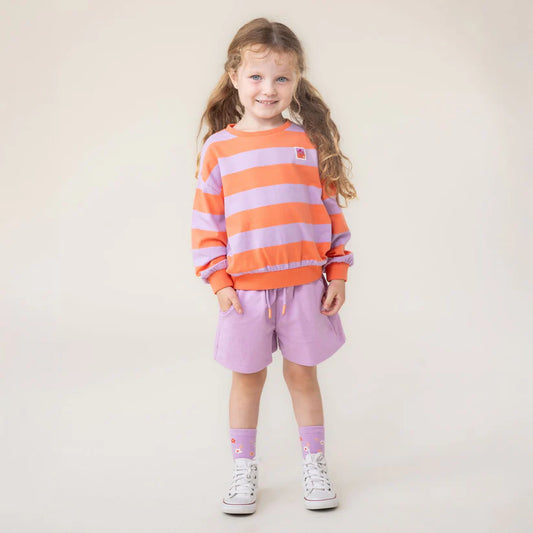 Short - Nanö en coton uni violet avec taille élastique à cordon, porté par enfant fille, vue de face.