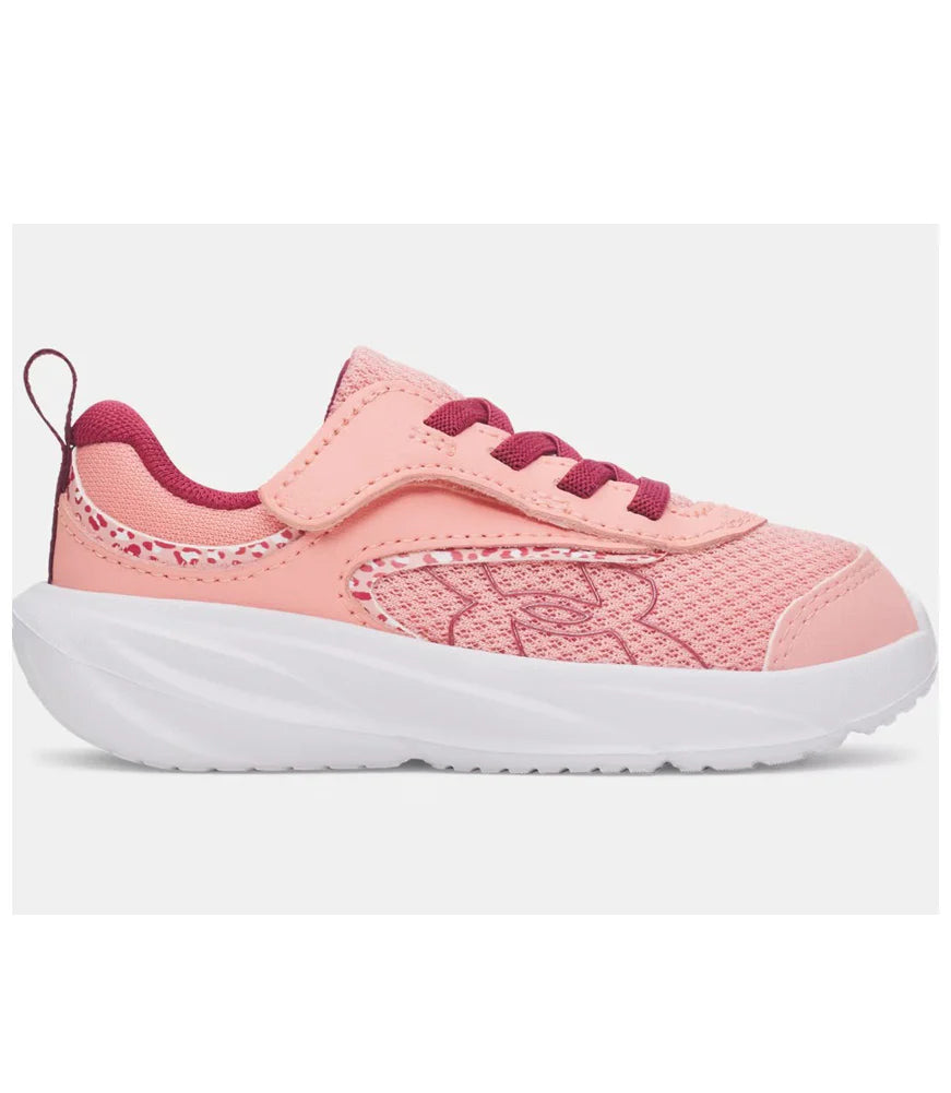 Espadrilles UA Surge 5 - Under Armour pour enfant, rose clair et bordeaux, avec tige en mesh et semelle blanche, vue de profil.