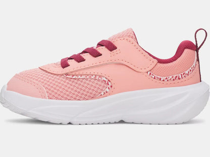 Espadrilles UA Surge 5 - Under Armour en maille rose et détails bordeaux, semelle blanche, style sneakers pour enfant, vue de profil.