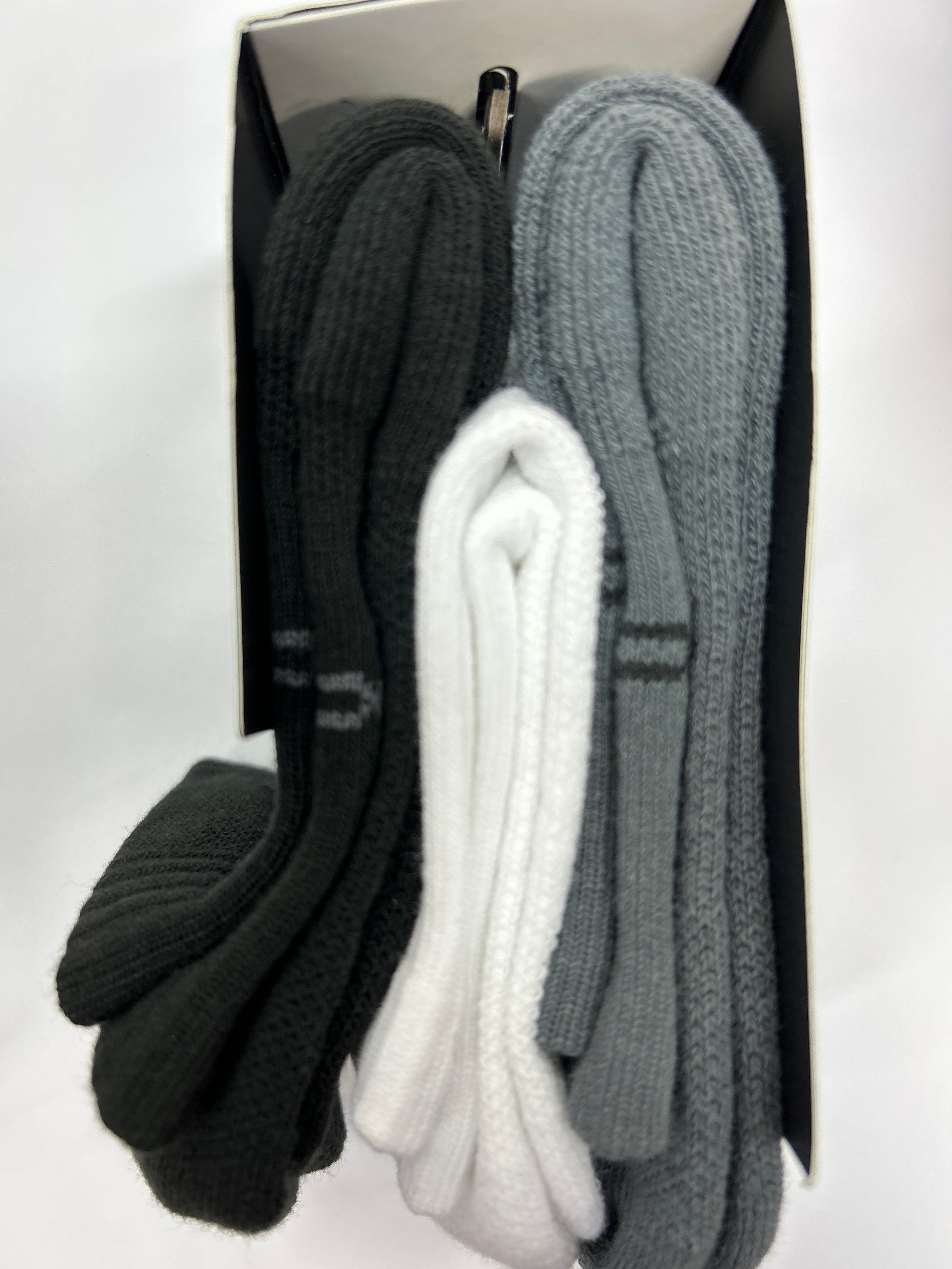 3 Paires de bas - Under Armour en coton gris blanc noir, maille côtelée, pour enfant, vue de dessus dans boîte ouverte.