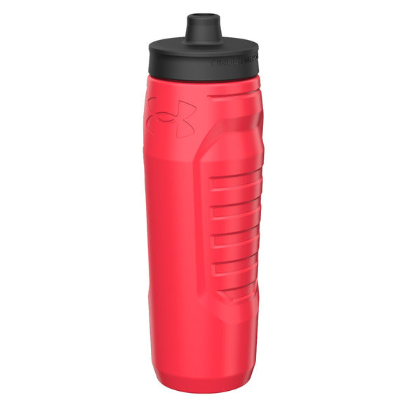 Bouteille Sideline Squeeze - Under Armour rouge avec bouchon noir, plastique HDPE durable, vue de profil droit