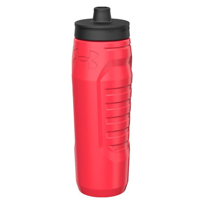 Bouteille Sideline Squeeze - Under Armour rouge avec bouchon noir, plastique HDPE durable, vue de profil droit