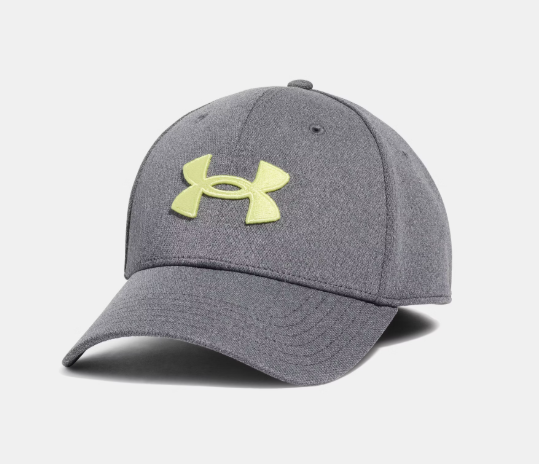Casquette - UA Blitzing Under Armour grise en tricot texturé avec logo jaune, bandeau élastique, pour garçon, vue de trois quarts avant.