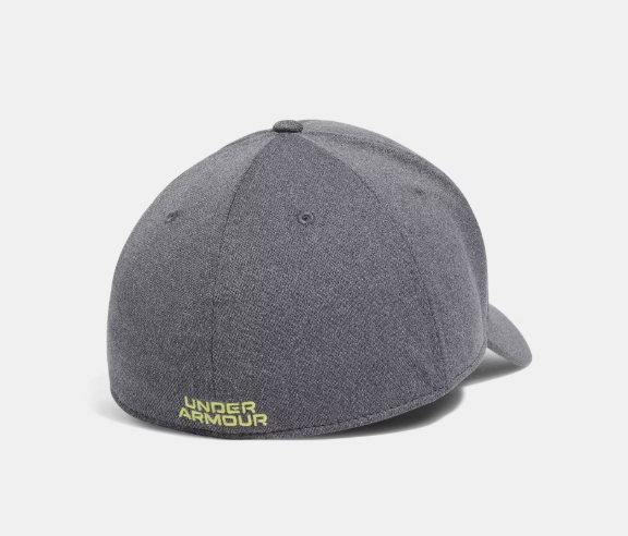 Casquette - UA Blitzing Under Armour grise en tricot texturé avec logo brodé jaune, style garçon, vue de dos légèrement profilée.