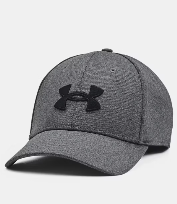 Casquette - UA Blitzing Under Armour gris foncé en tricot, logo noir brodé, style garçon, vue de trois-quarts avant
