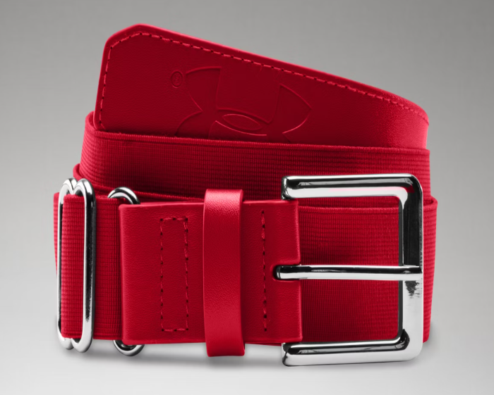 Ceinture de baseball - Under Armour rouge en tissu élastique et polyuréthane avec boucle métallique, ajustable, pour garçon, vue de face.