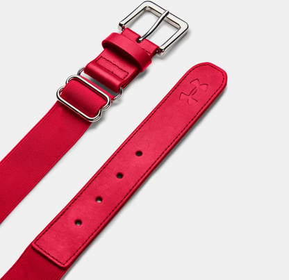 Ceinture de baseball - Under Armour rouge avec boucles métalliques argentées, matière élastique et cuir synthétique, pour garçon, vue détaillée.