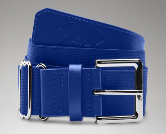 Ceinture de baseball - Under Armour bleue en élastique renforcé, boucle argentée, taille réglable, pour garçon, vue de côté.