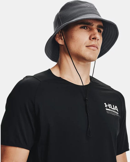 Chapeau - Under Armour gris à large bord en tissu léger avec cordon, porté par homme, vue de face trois quarts.
