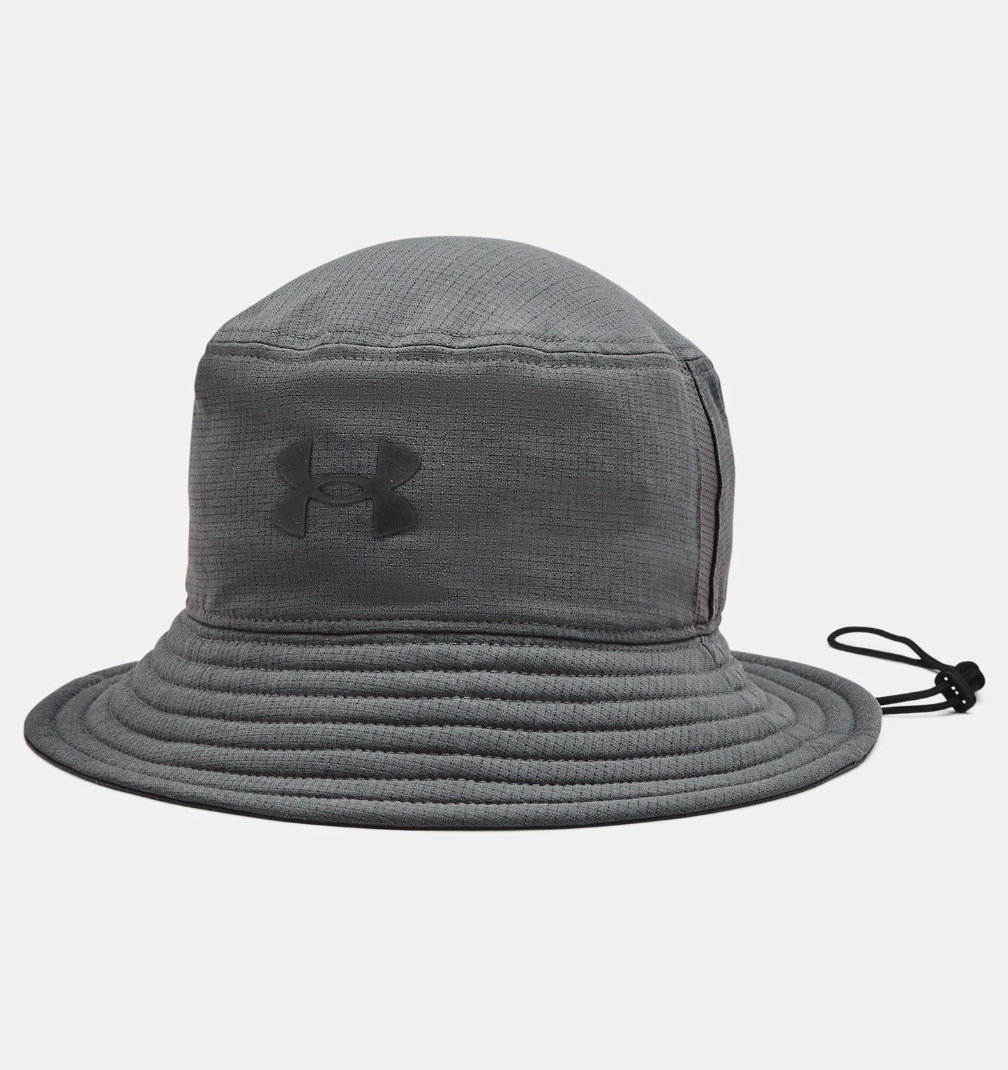 Chapeau - Under Armour gris foncé en tissu léger et respirant, logo noir sur le devant, vue de côté, ajustable.
